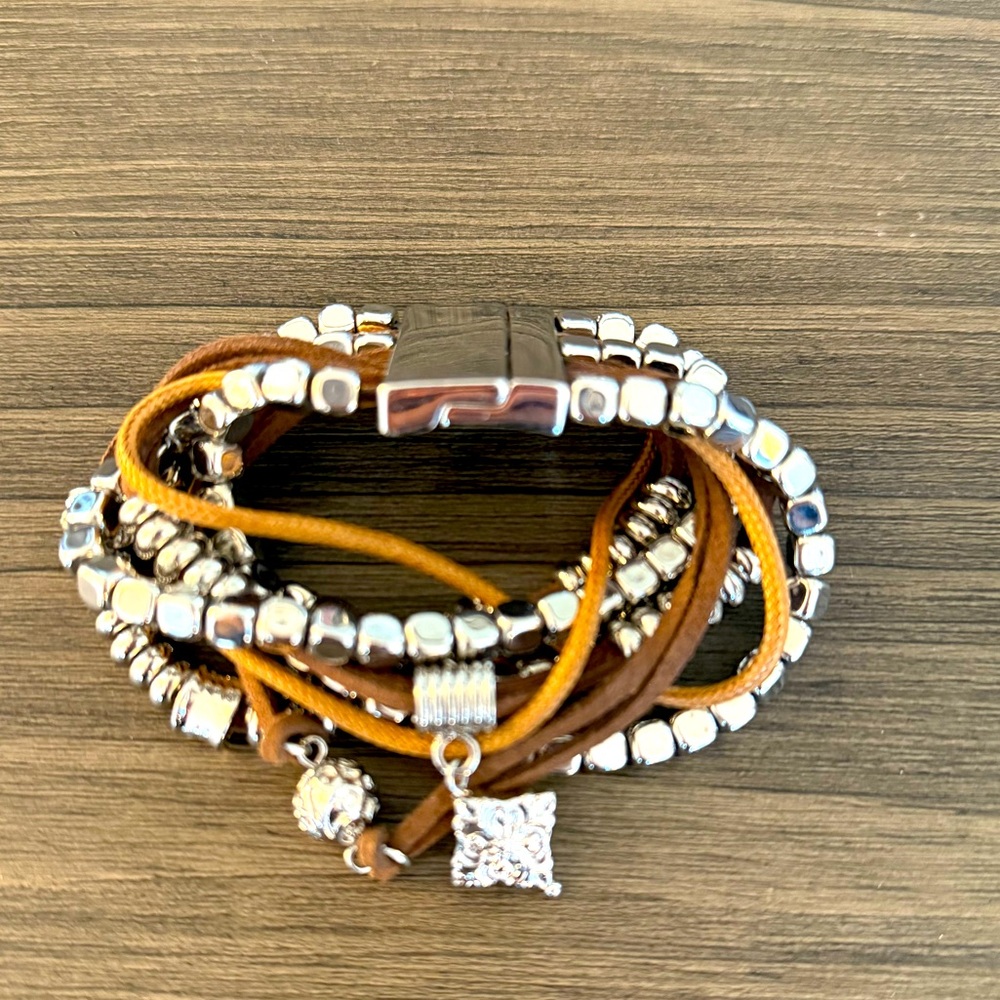 Bracelet with magnetic clasp! Vintage details!